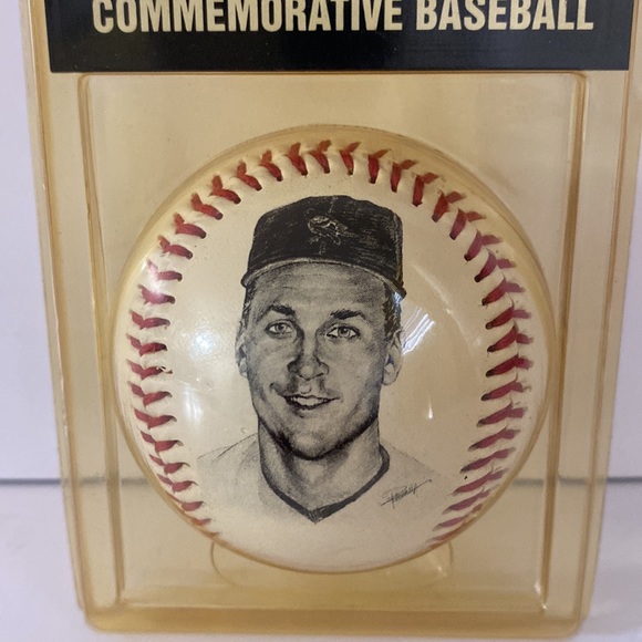 CAL RIPKEN JR COMMEMORATIVE BASEBALL - Picture 4 of 13